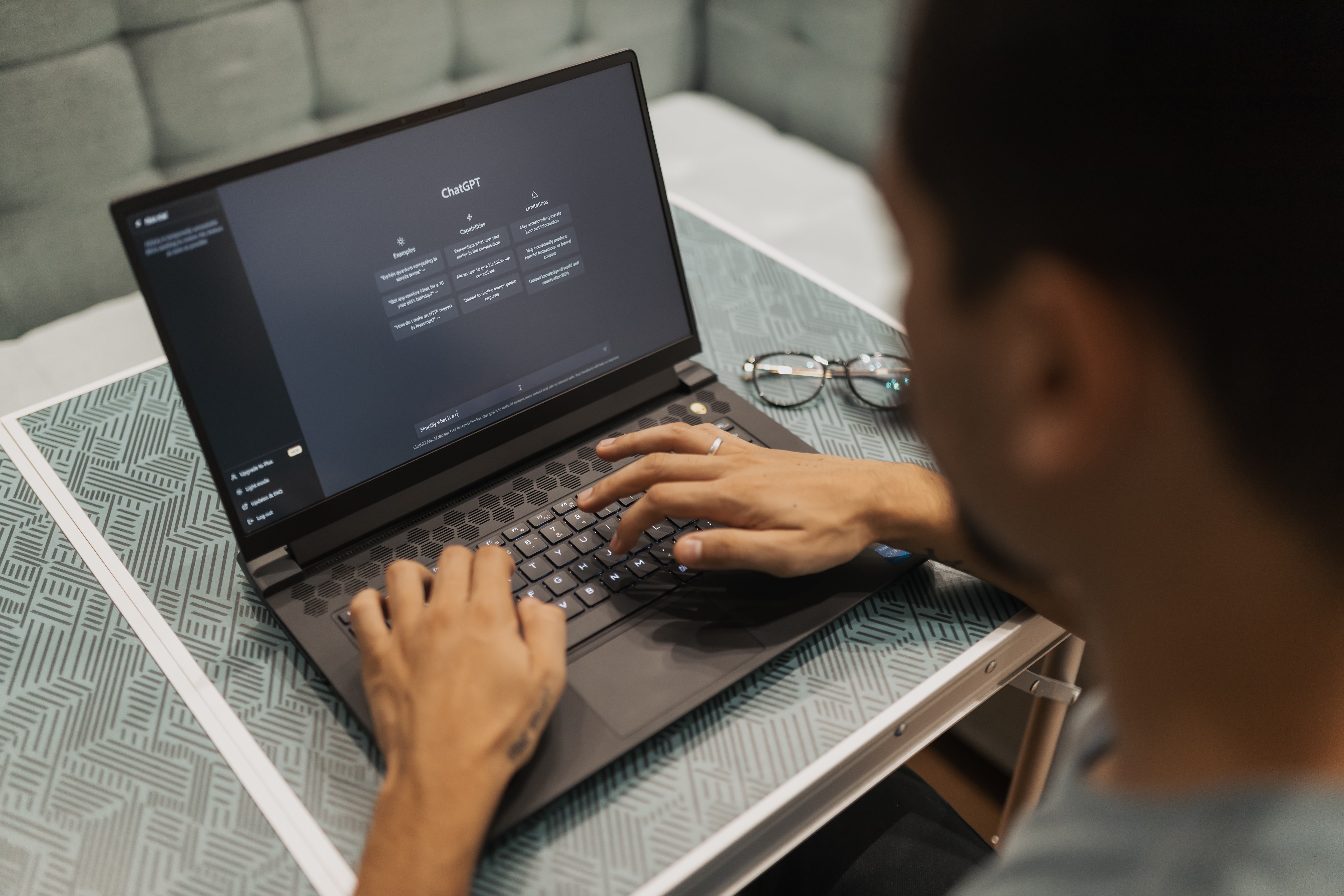 händer på en laptop