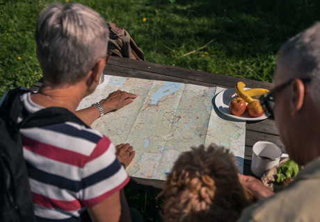 Turist pekar på karta över Smålands