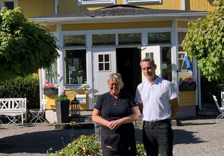 Ägarna till nya Mullsjö Hotell & Konferens, Katarina Kvarnström och Peter Lundberg, framför Björkhaga Hotell & Konferens.