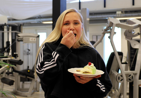 Tjej äter marsipantårta i Småland.