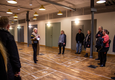 Vd Kristina Christofferson visar deltagarna några av rummen som går att hyra på området i Nääs fabriker.