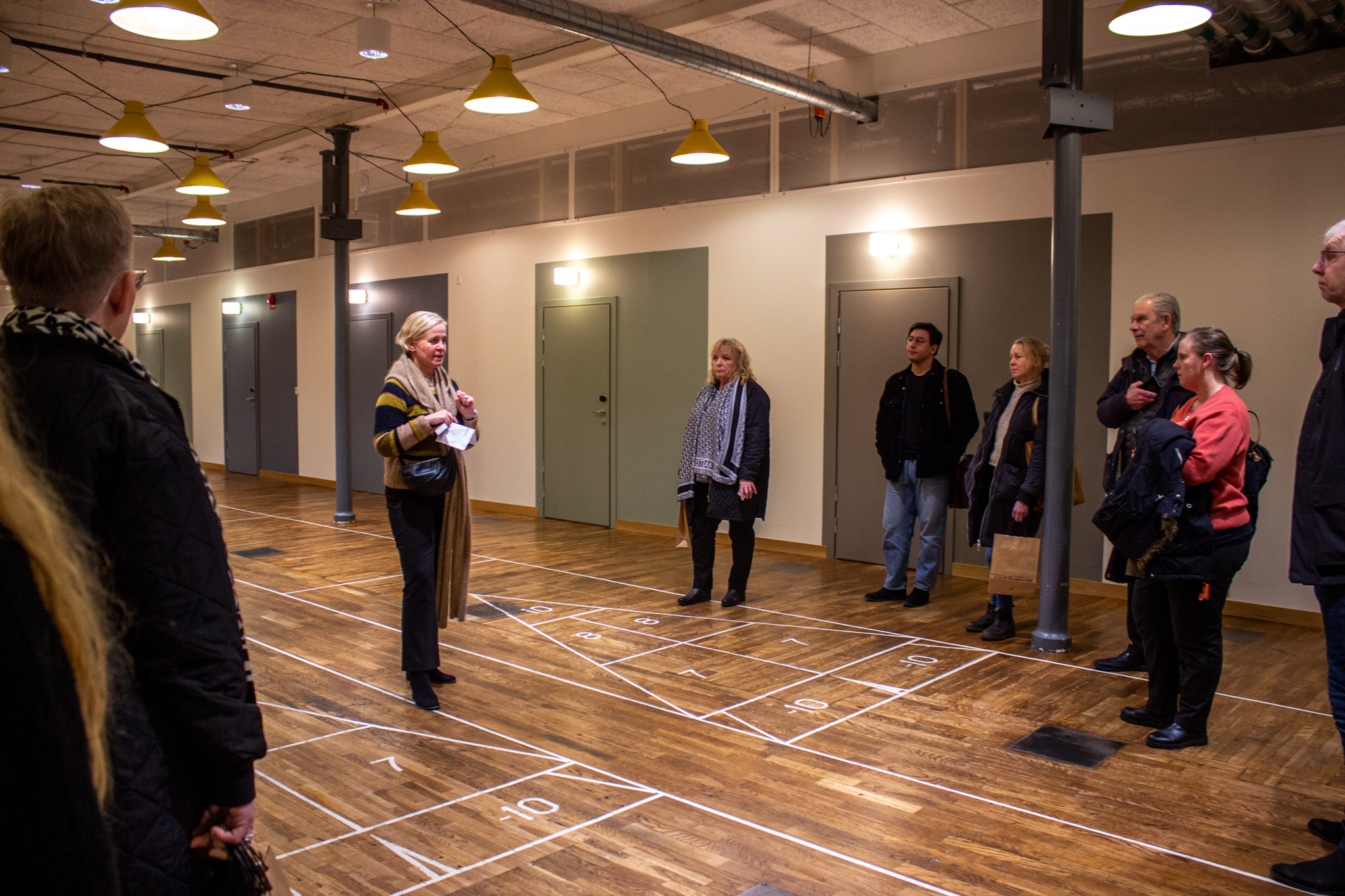 Vd Kristina Christofferson visar deltagarna några av rummen som går att hyra på området i Nääs fabriker.
