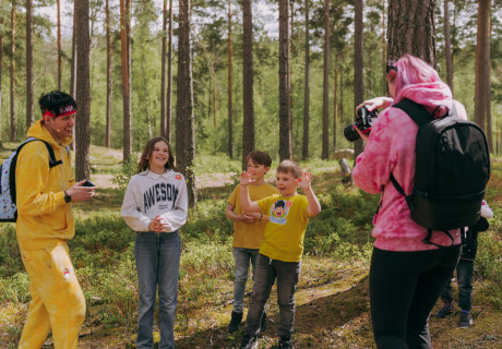 Youtubern Tomu med glada barn