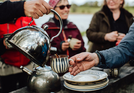 kaffekanna häller upp kokkaffe i Småland