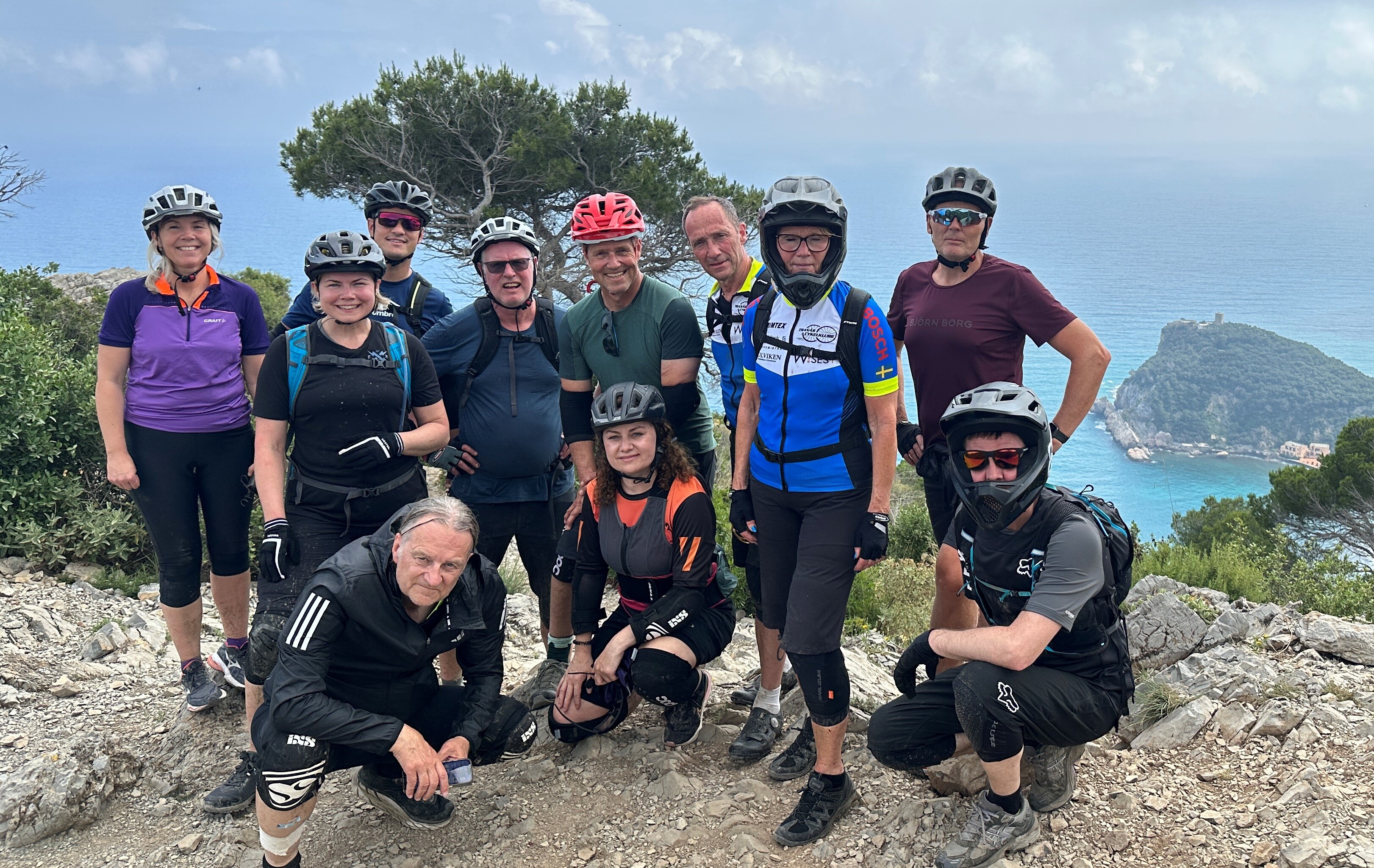 cyklister i hjälmar i Italien