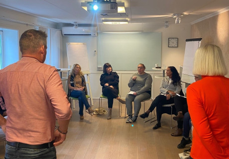Vy över mötesdeltagare och Gr8 meetings arrangörerna i en cirkel.